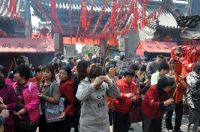 天后宫庙会期间进香许愿的市民--摄影 刘海涛