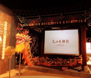 乳山大秧歌,20世纪之前境内多称之为逗会。大秧歌闹起来的时候,遥看恢弘豪放,近看节律紧凑,像行走的乐队,像高歌的方阵,像气派的大戏,把节日的喜庆气氛、庆典的祥和氛围一下子就提了起来。